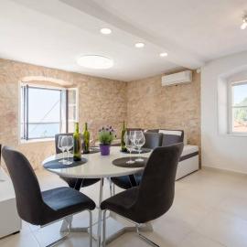 Ladovina, Relaxing Enviroment with a Modern Apartment in a Old Stone House, hotel in Zavala