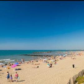 coté plage caravane front de mer: Vias'ta bir otel