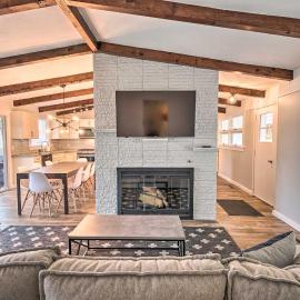 2 Mi to Lake Winnipesaukee! Group Hideaway, hotel in Laconia