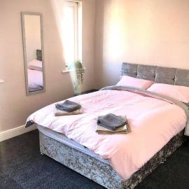 The Manchester Pad - 3BR Entire house with parking