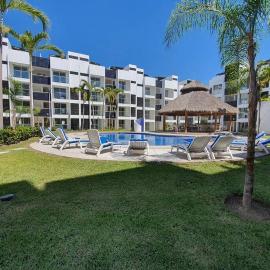 Departamento en planta baja, frente a la alberca y terraza, aire acondicionado total y WIFI