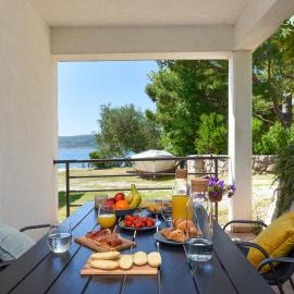 Malako Family Apartments, hotel di Seline