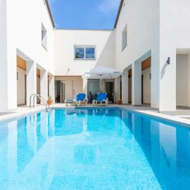 Goldhome - New house with private heated pool, parking, wifi, games room