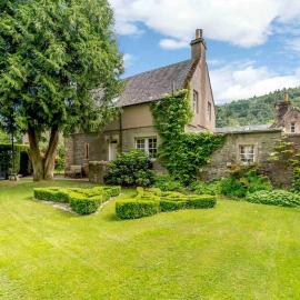 Factors House - A comfy cottage in countryside park with WIFI and access to bar and pool, hotel i Perth