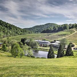 Romantic Log Cabin Escape on Delfosse Winery!, hotell i Faber