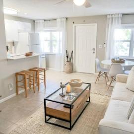 Serenity at Seascape: Steps to the beach & Shops, hotel in Palm Beach Shores