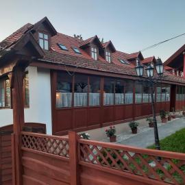 Hat Testvér Fogadó, hotel di Dömsöd