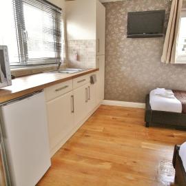 Central Studios Gloucester Road by RoomsBooked - Free Parking, hotel Cheltenhamben