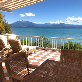 Lake Front Apartment - Direct Lake Access, hotel in Sirmione