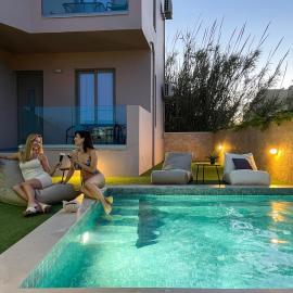 Aegean Breeze Luxury Apartments next to the sea، فندق في ماليم