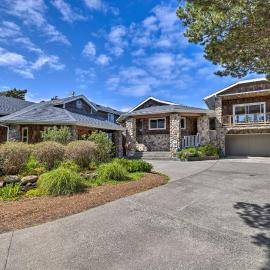 Coastal Oregon Retreat w/ Grill: 11 Mi to Astoria!, hotel a Warrenton