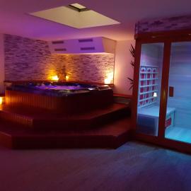 Suite Spa, Love Room Bien-être, Jacuzzi, Sauna, fauteuil massant et climatisation naturelle, hotel u gradu Klison