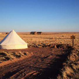Starlight Tent 2: Holbrook şehrinde bir otel