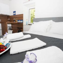 Apartments LORY,ON PROMENADE,BEACH NIKOLINA,WIFI,PARKING