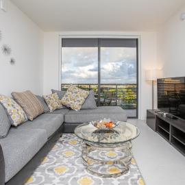 Luxury 2BD Apartment in Downtown Doral, hotel in Miami