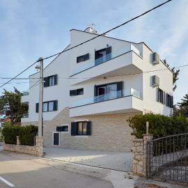 Apartments Nika, hotel em Turanj