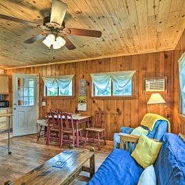 Day Trips to Boyne Mtn! Cabin Near Lake Charlevoix, hotel em Charlevoix