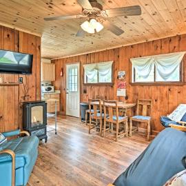 Gateway to Boyne Mtn! 'Nestle by Lake' Cottage, khách sạn ở Charlevoix