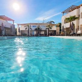 MARINE DE BRAVONE T2 Terrasse Front de mer - Plage pieds dans l'eau - Clim - Piscine - WIFI, hotel v destinácii Linguizzetta