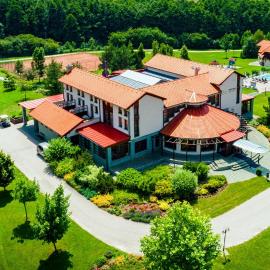 Bakony Resort - a Felnőttbarát Hotel - Szarvaskút Vendégpark, hotel em Zirc