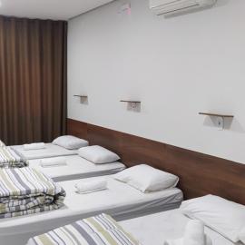 Flat familiar com ar,wi fi,cozinha e garagem, hótel í Aparecida