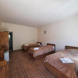 Lucytour Hotel, hotel a Hermon