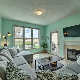 Bright Manistee Condo w/ Beach + Pool Access!, hotell i Manistee