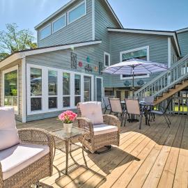 Bright Home w/ Dock on Lake Conroe!, hotel Willisben