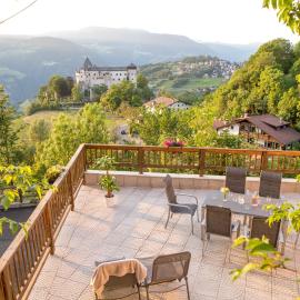 App Schlossblick - Wohnung Hammerwand 2, hotel in Umes