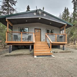 Cozy Downtown Soldotna Cabin: Dogs Welcome!, hotel in Soldotna