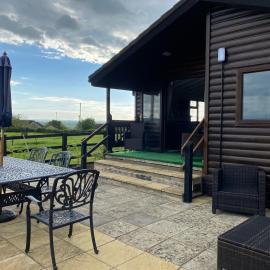 Rew Farm Country & Equestrian Accommodation - Sunrise Lodge, hotell sihtkohas Melksham
