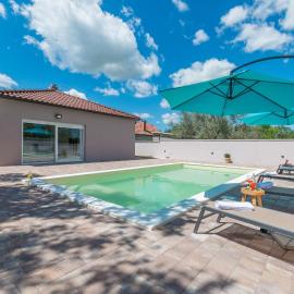 Villa Summer house โรงแรมในBuković