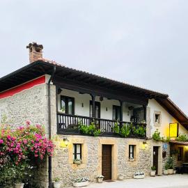 Hotel Alda, hotel u gradu Avín