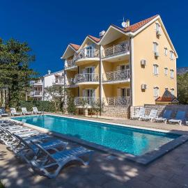 Apartments Villa Anne, hotell i Jadranovo