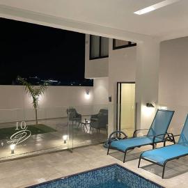 فيلا راقية بحديقة ومسبح مجهزة بـ دي جي وعازل صوتي للايجار اليومي, hotel in Al-Safa
