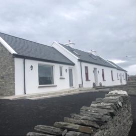 Conway's Cottage with Sea View Nestling by Cliffs-of-Moher, hotel din Liscannor