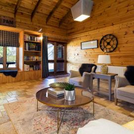 Forest Lodge with Hot Tub & Padel Tennis Court, hotel ad Armagh