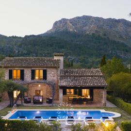 VILLA CAN PERIC WITH POOL Quiet and spacious WIFI, מלון בפויינסה