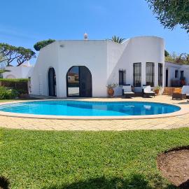 Dunas Douradas Beach Villa, hotel i Benfarras