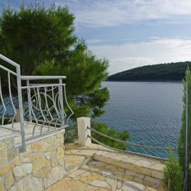 Beachfront Apartment in Tri Porte, with sea view, terrace, air conditioning, WiFi 5208-2、Potirnaのホテル
