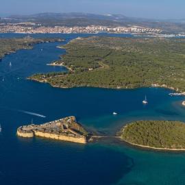 Apartment in Zlarin with balcony, W-LAN, washing machine (3813-1), hotel in Zlarin