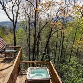 Bear View Chalet with hot tub and near Ober