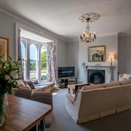 Grand 2 bed Georgian apartment at Florence House with king bed, in the heart of Herne Bay & 300m from beach، فندق في هيرن باي