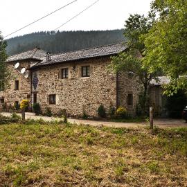 Casa Rural Madreselva, Hotel in Navelgas