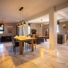 Τraditional fully detached villa on a luxurious hillock of Thessaloniki with its own garden also for family & wedding gatherings for 10 to 25 people only 15 minutes from airport, hotel in Thessaloniki