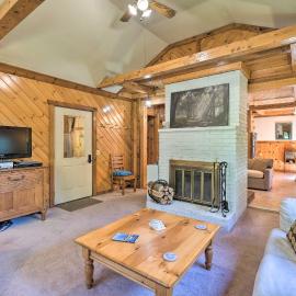 1 Mi to Downtown BBH: Coastal Cabin w/ Deck & Yard, hotel v destinácii Boothbay Harbor