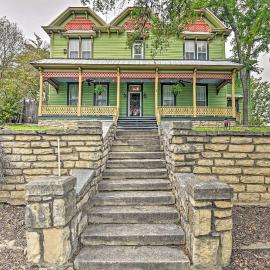 The Lilly House: Historic Glen Rose Home w/ Porch!