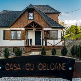 Casa cu obloane, sat Pestera, Moieciu, hotel a Moieciu de Jos