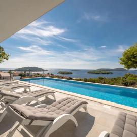 Villa Marvela - Family 4 Bedroom, hotel in Maslinica