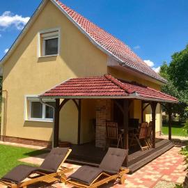 Cédrus Nyaralóház, Gyopárosfürdő – hotel w mieście Orosháza